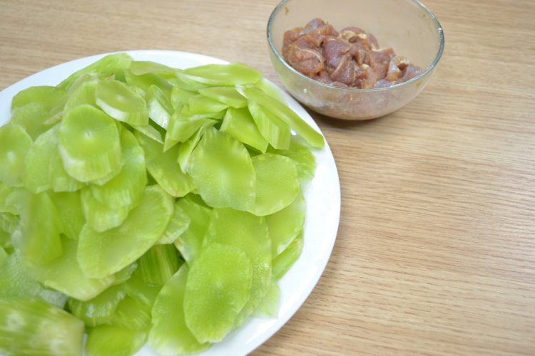 莴笋炒瘦肉步骤2