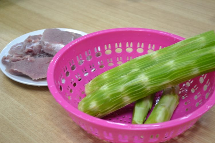 莴笋炒瘦肉步骤1