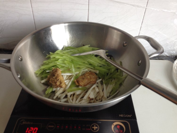 三丝炒蛋饺步骤3