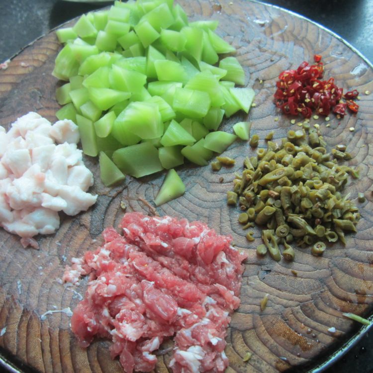 肉末碎豆角炒莴笋丁步骤2