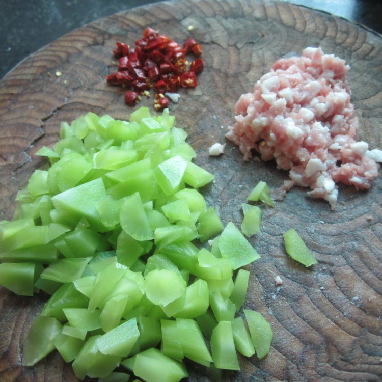 干煸肉末莴笋丁步骤2