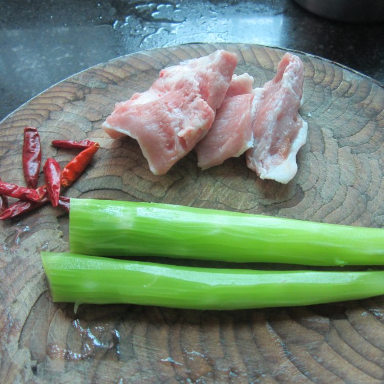 干煸肉末莴笋丁步骤1