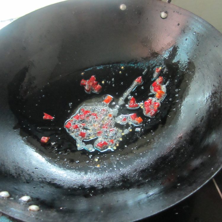 干煸肉末莴笋丁步骤3