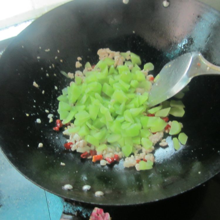 干煸肉末莴笋丁步骤6