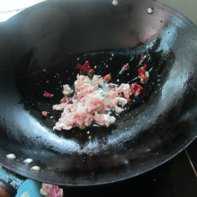 干煸肉末莴笋丁步骤4