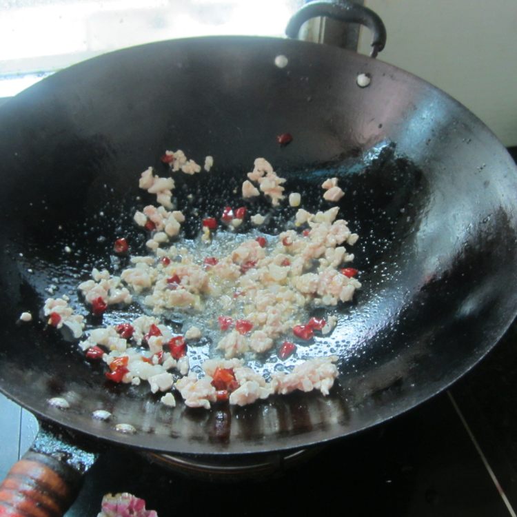 干煸肉末莴笋丁步骤5
