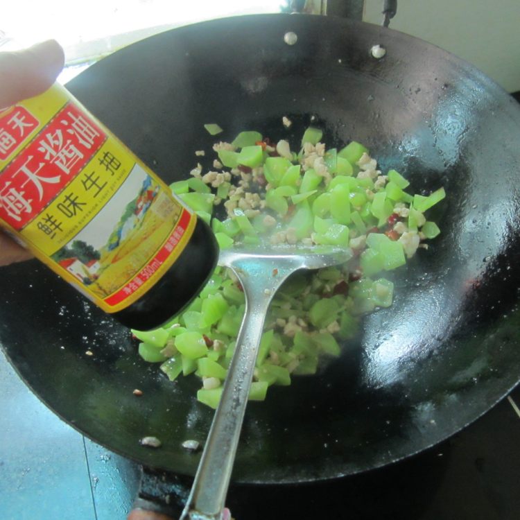干煸肉末莴笋丁步骤10
