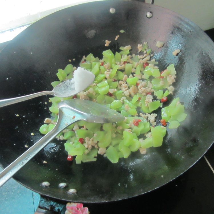 干煸肉末莴笋丁步骤8