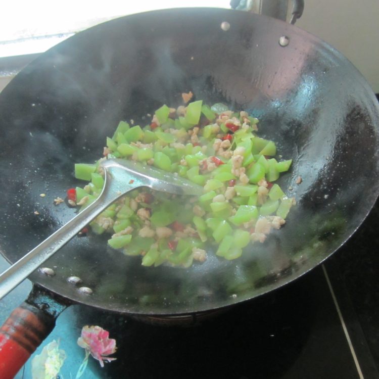 干煸肉末莴笋丁步骤11