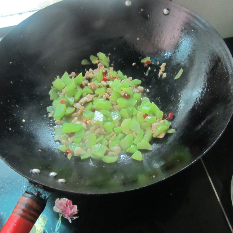 干煸肉末莴笋丁步骤12