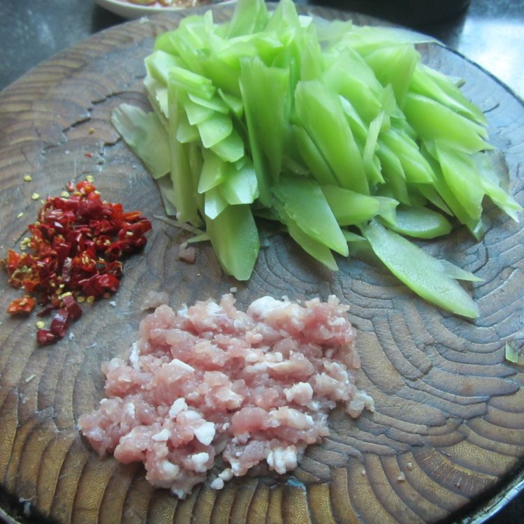干椒肉末莴笋片步骤2