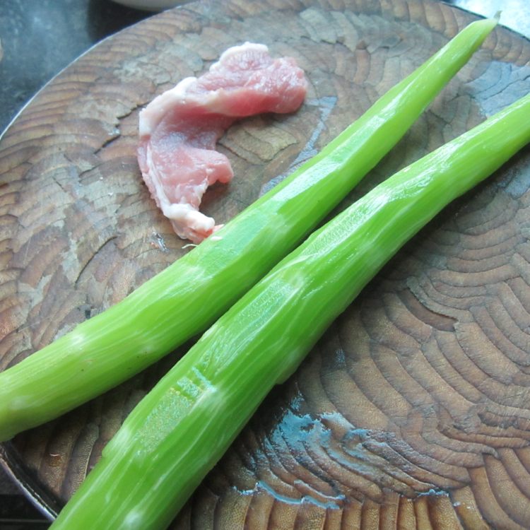 干椒肉末莴笋片步骤1