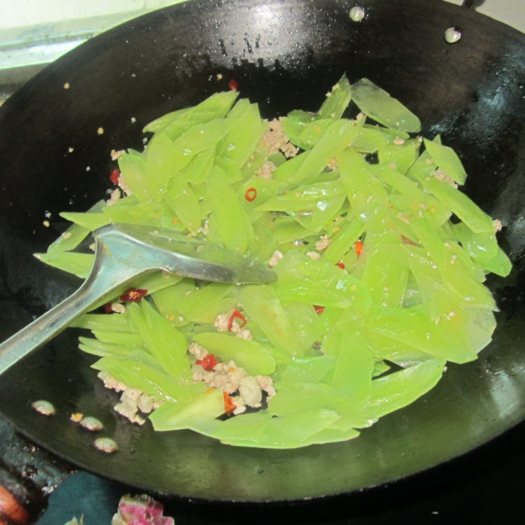 干椒肉末莴笋片步骤7