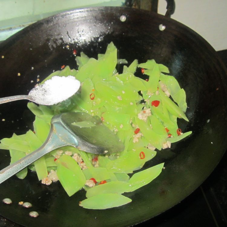 干椒肉末莴笋片步骤8