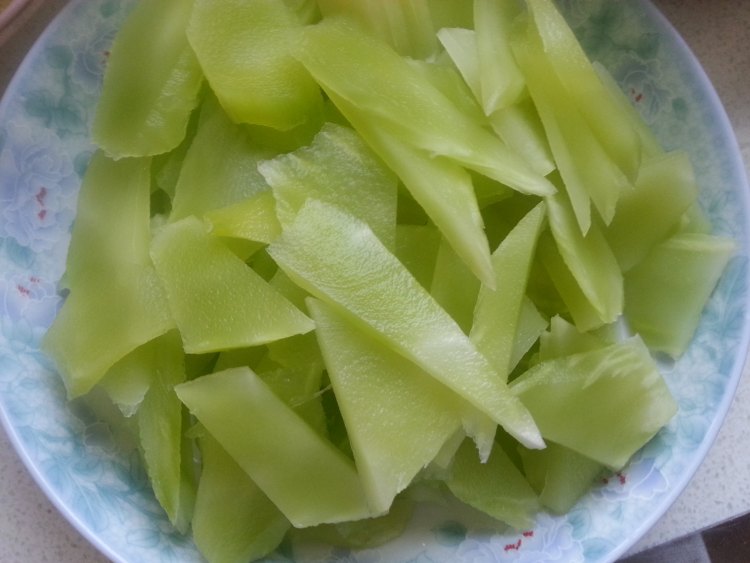 莴笋炒五花肉片步骤1