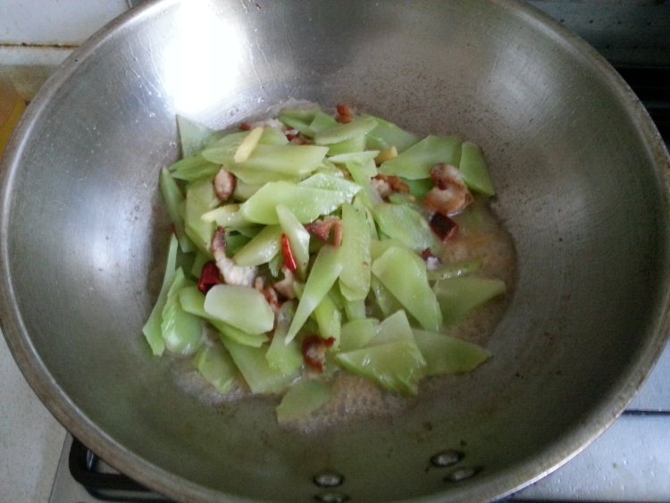 莴笋炒五花肉片步骤7