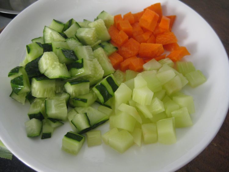 蔬菜肉丁红椒盅步骤1