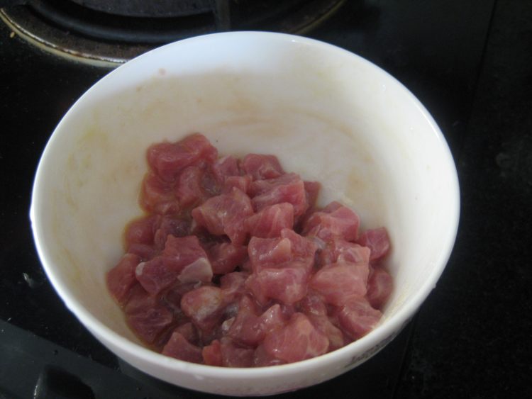 蔬菜肉丁红椒盅步骤2