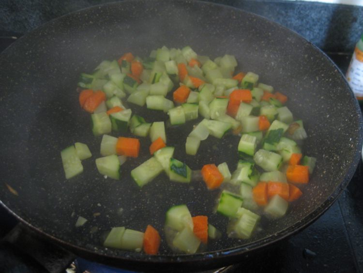 蔬菜肉丁红椒盅步骤5