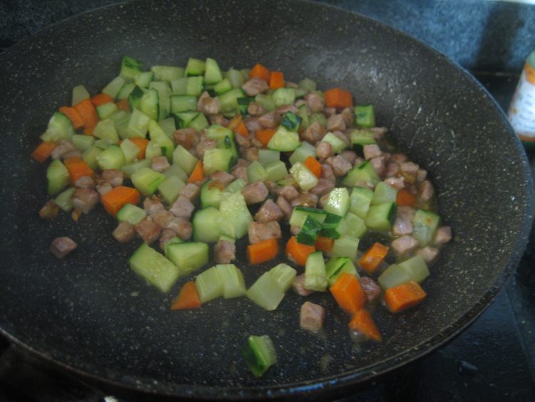 蔬菜肉丁红椒盅步骤7