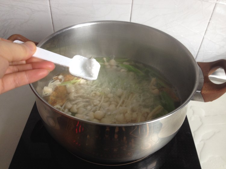 鲜蘑蛋饺汤步骤5