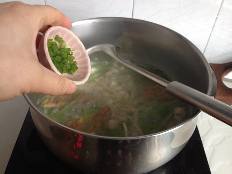 鲜蘑蛋饺汤步骤6