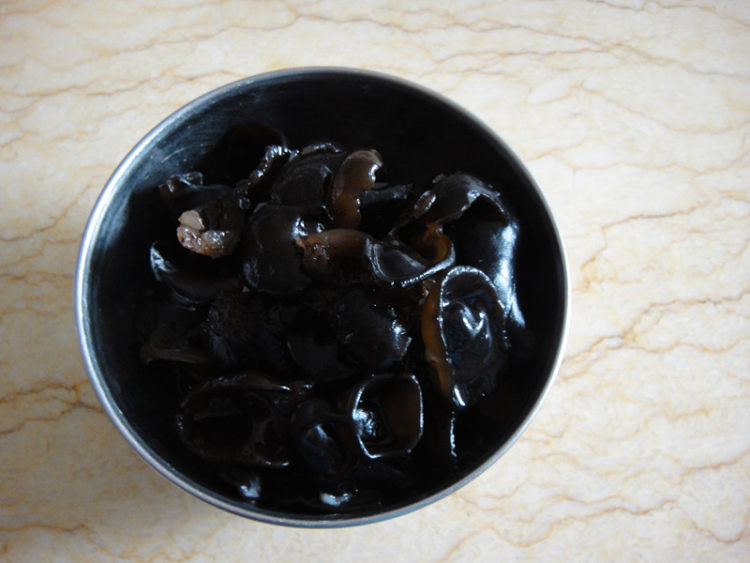 莴笋黑木耳炒肉片步骤2