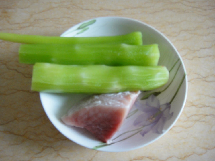 莴笋黑木耳炒肉片步骤1