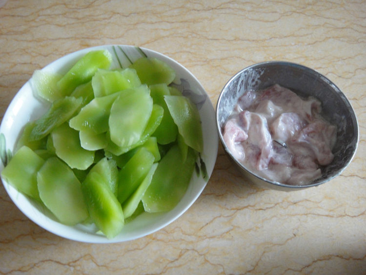 莴笋黑木耳炒肉片步骤4