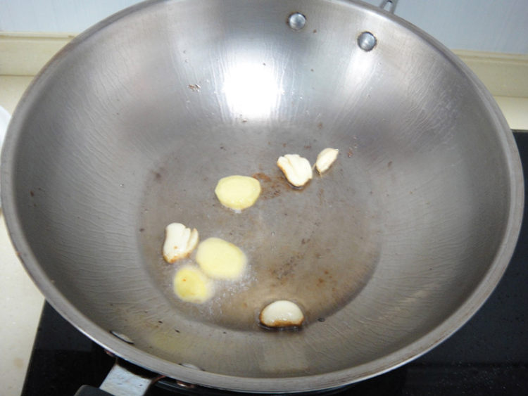 莴笋黑木耳炒肉片步骤6