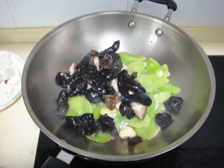 莴笋黑木耳炒肉片步骤8