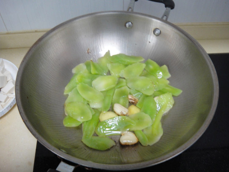 莴笋黑木耳炒肉片步骤7