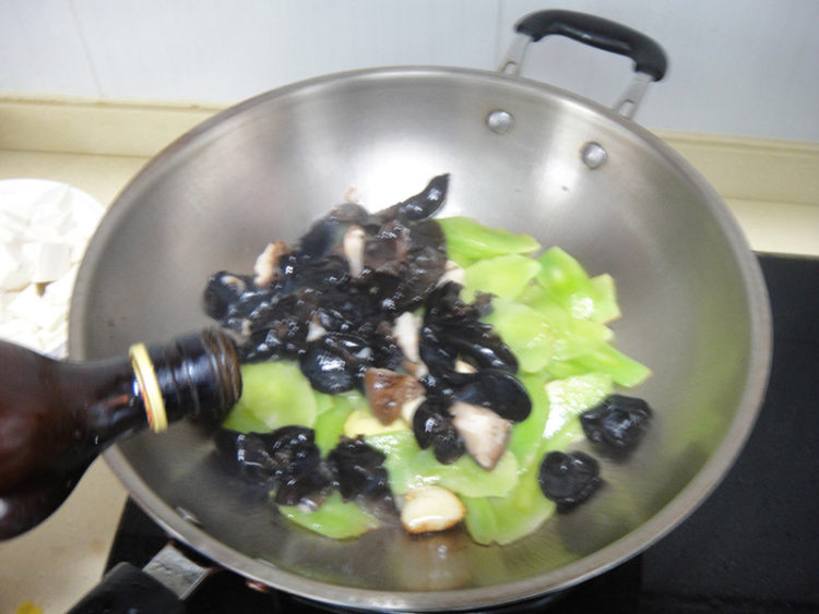 莴笋黑木耳炒肉片步骤9