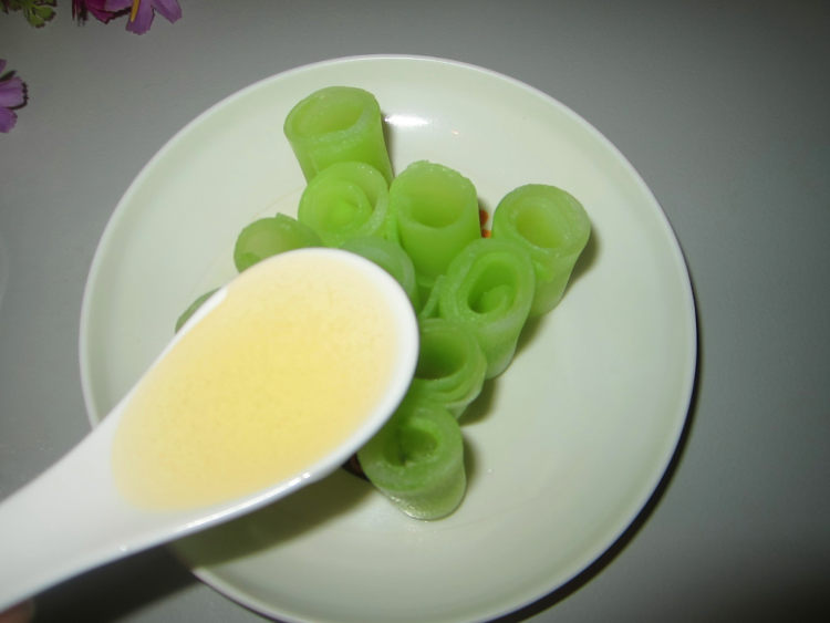 蜜汁莴笋卷步骤6