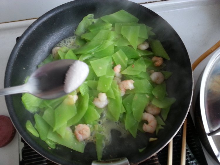 虾仁炒莴笋步骤8