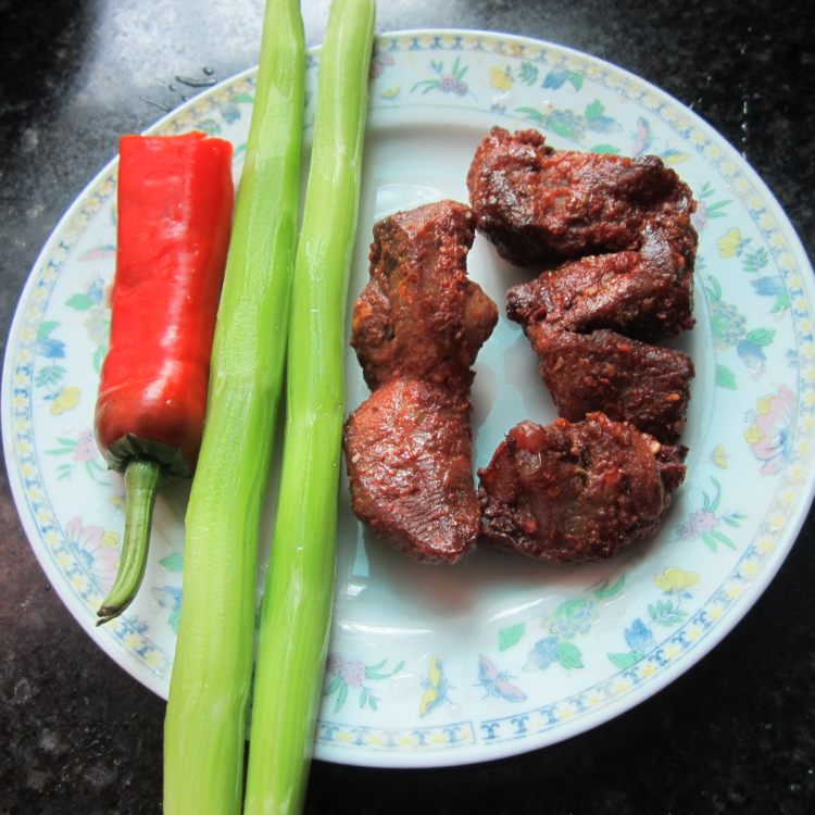 辣椒莴笋叉烧肉步骤1
