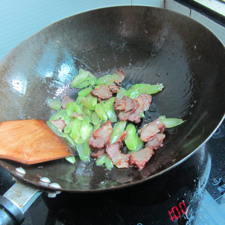 辣椒莴笋叉烧肉步骤5