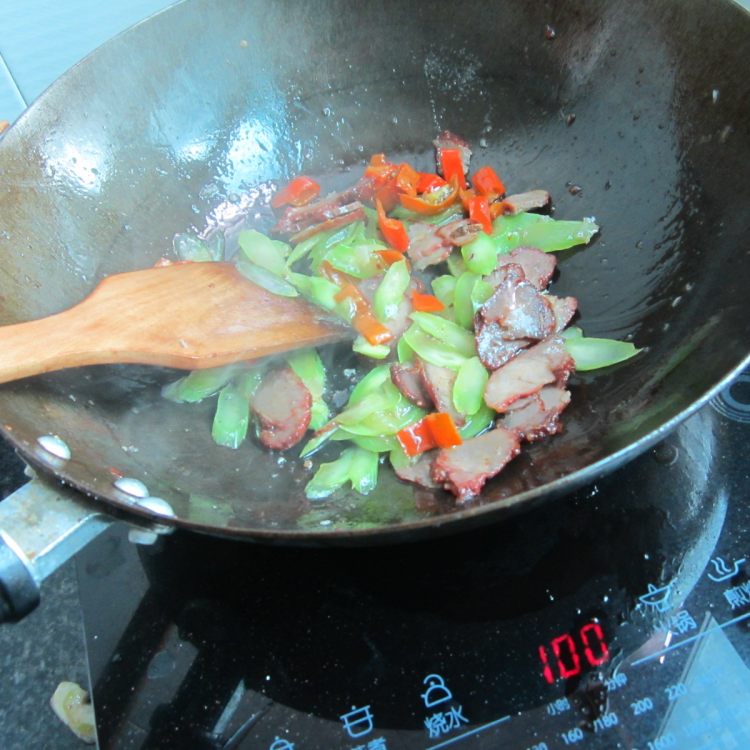 辣椒莴笋叉烧肉步骤6