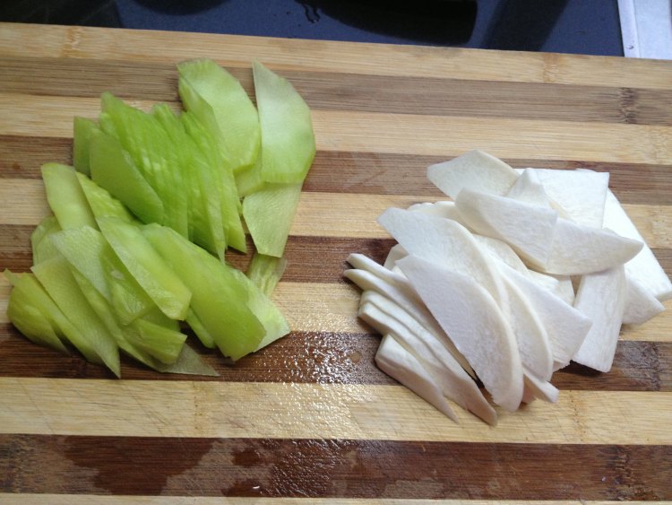 莴笋杏鲍菇炒肉片步骤3
