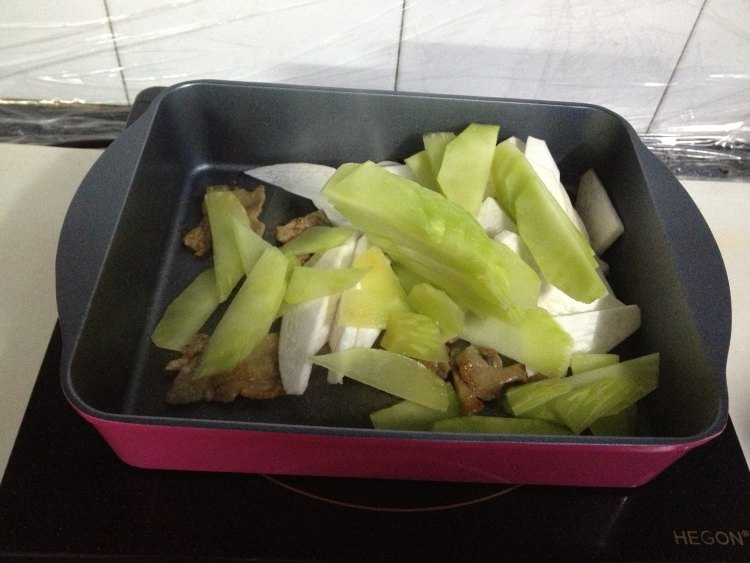 莴笋杏鲍菇炒肉片步骤5