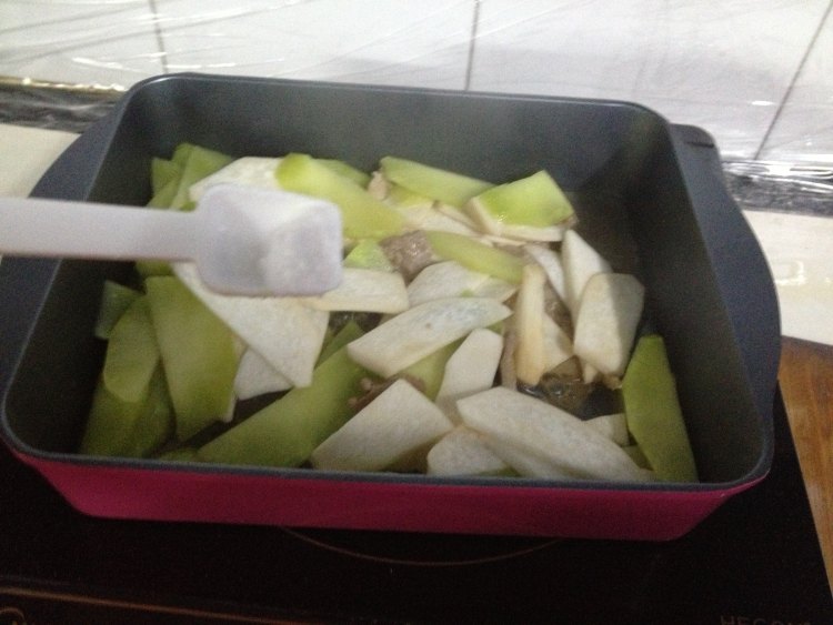 莴笋杏鲍菇炒肉片步骤6