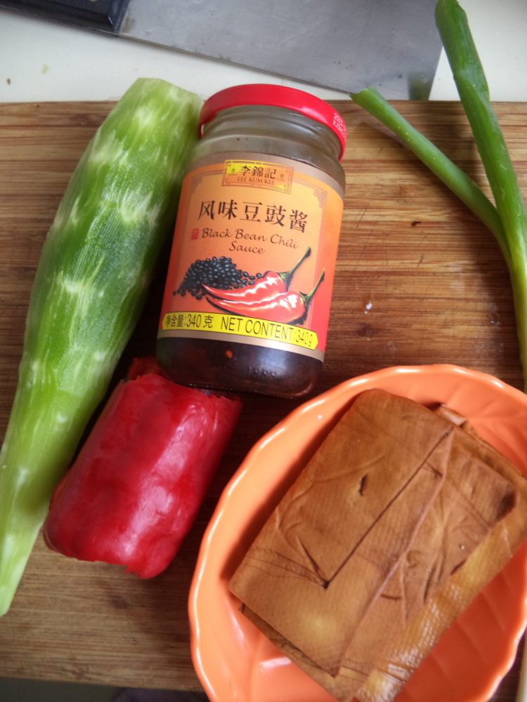 豆豉莴笋炒香干步骤1