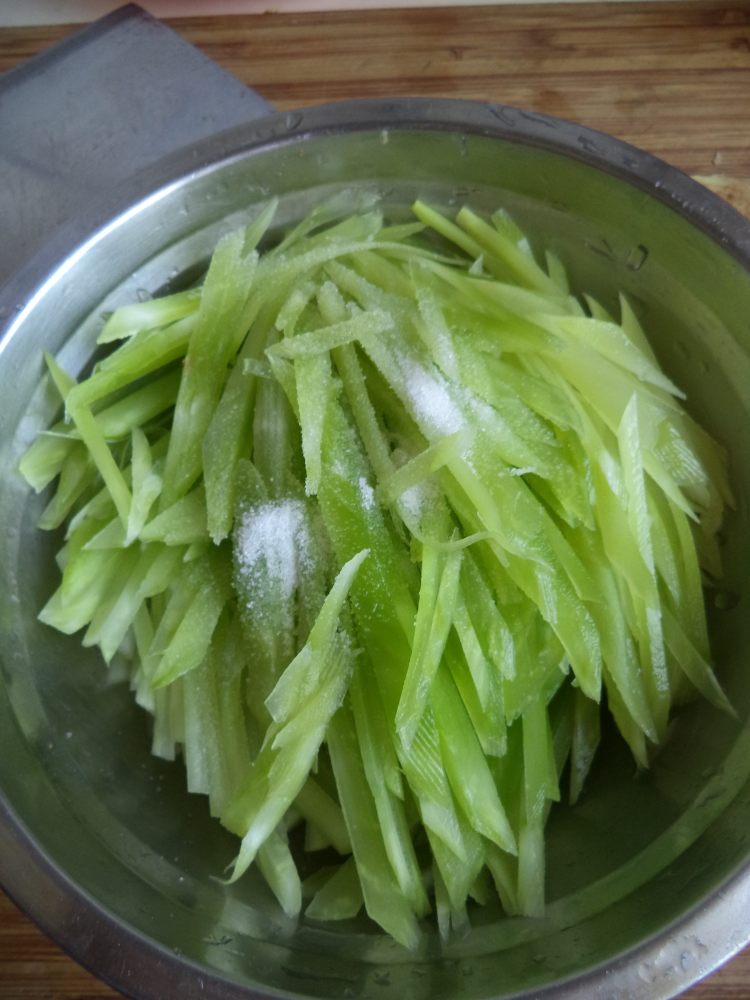 豆豉莴笋炒香干步骤2