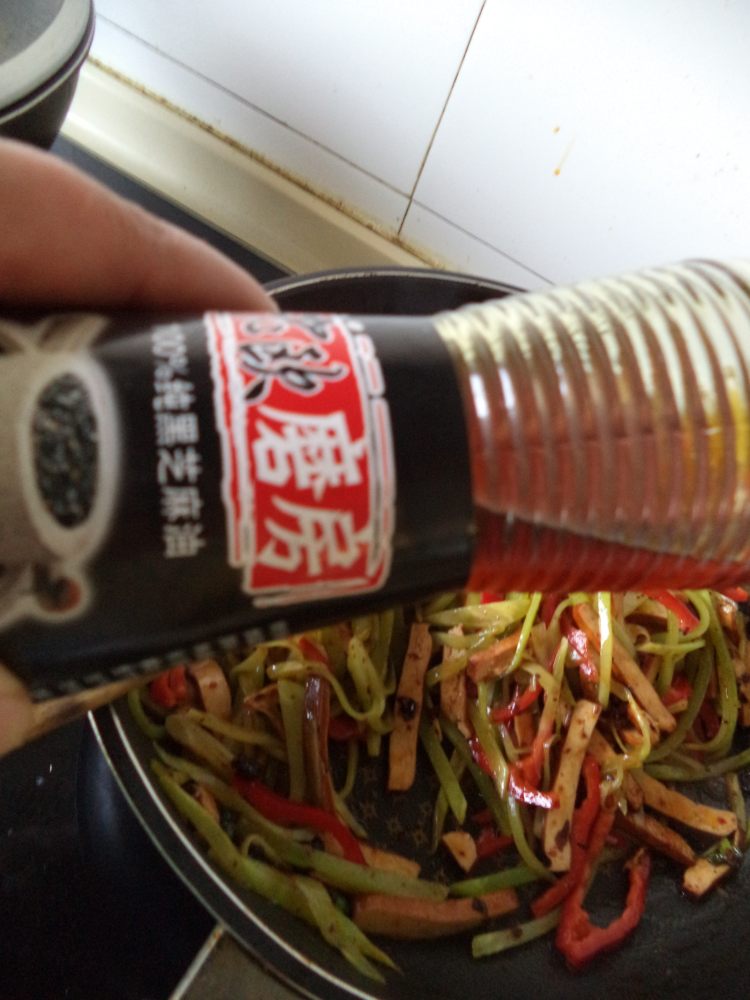 豆豉莴笋炒香干步骤8