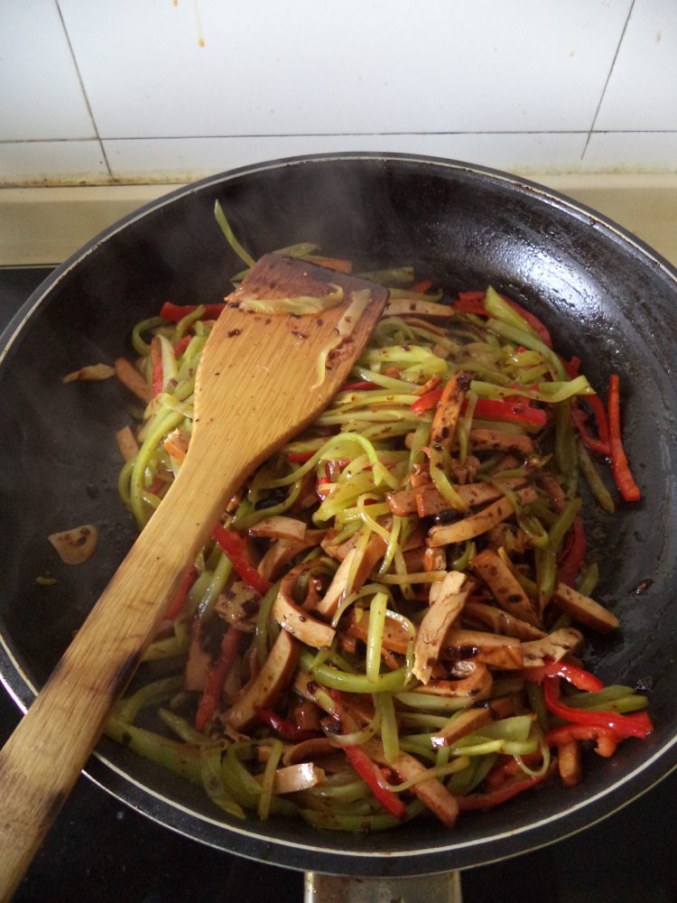 豆豉莴笋炒香干步骤9