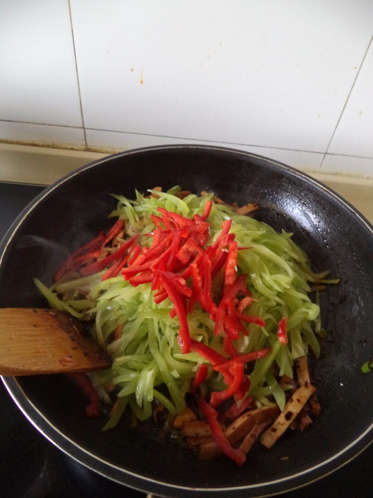 豆豉莴笋炒香干步骤6