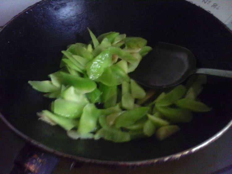 雪菜炒莴笋步骤3