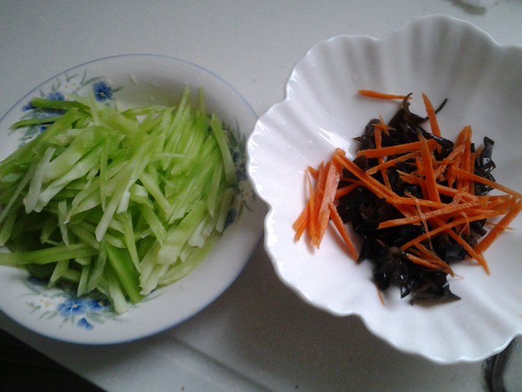 莴笋炒黑木耳步骤2
