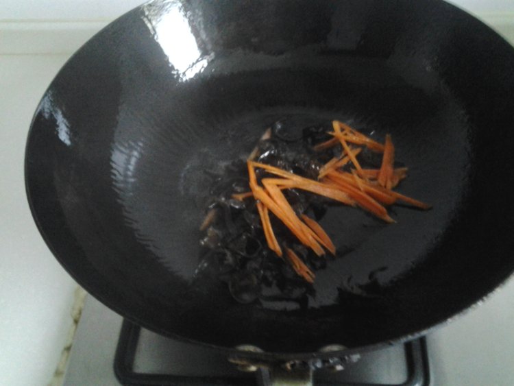 莴笋炒黑木耳步骤3