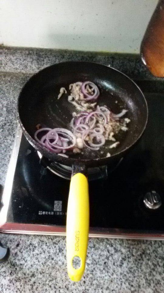 莴笋洋葱炒肉丝步骤4